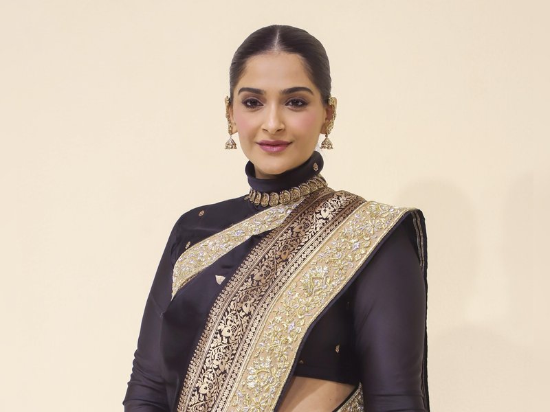 Sonam Kapoor shares glimpses from Anshula Kapoor's mehendi festivities featuring Janhvi Kapoor