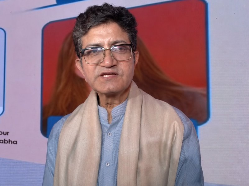प्रसून जोशी एनबीटी अवॉर्ड से सम्मानित, कहा- लोकतंत्र में मीडिया की जिम्मेदारी पहले से अधिक