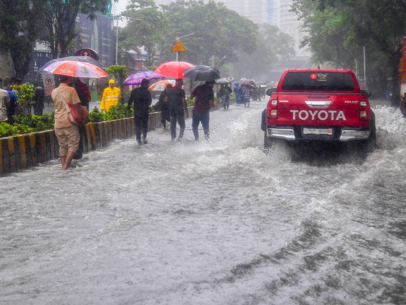 Heavy rain forces early office closure in Mumbai, private sector advised work from home