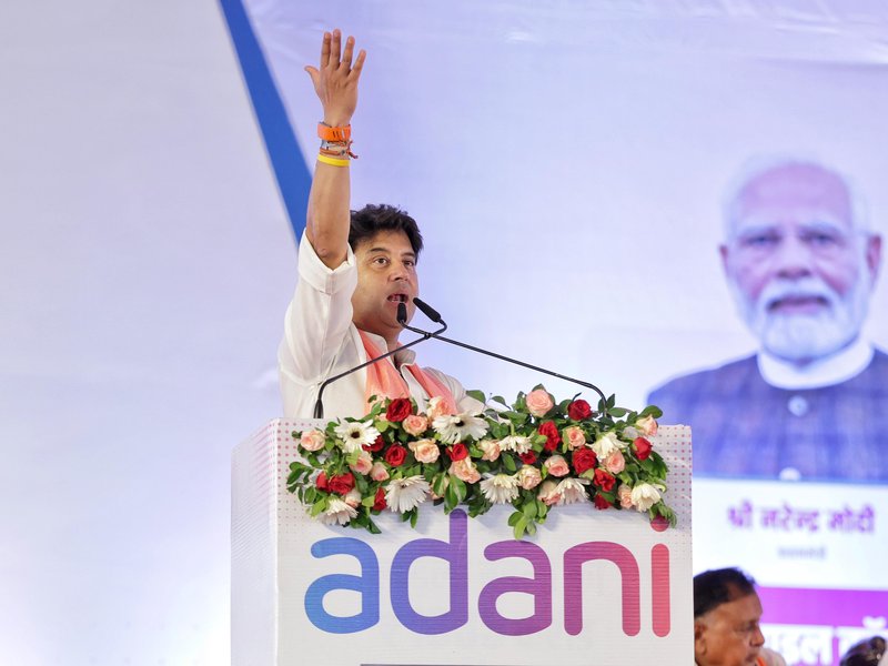 अदाणी ग्रुप का 2,500 करोड़ रुपए का निवेश ग्वालियर-चंबल अंचल को अग्रणी डिफेंस हब के रूप में करेगा स्थापित: सिंधिया