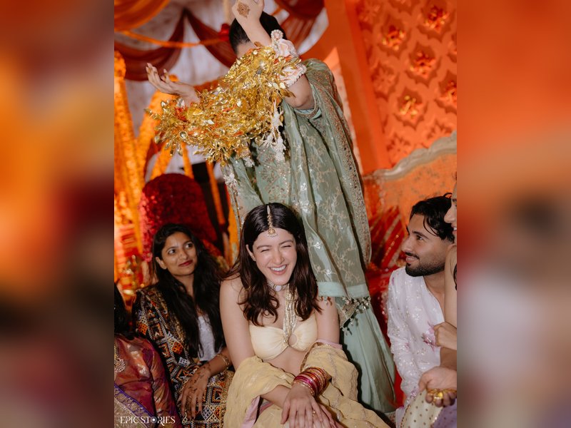Karila falls on Arjun and Shanaya during Anshula's Chooda ceremony