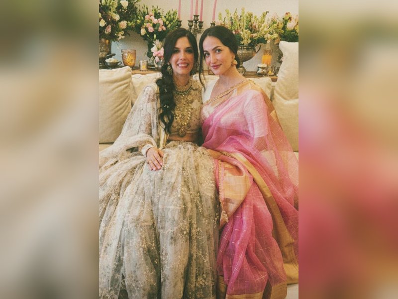 Elli AvrRam poses with Aamir Khan's bride Gauri Spratt 