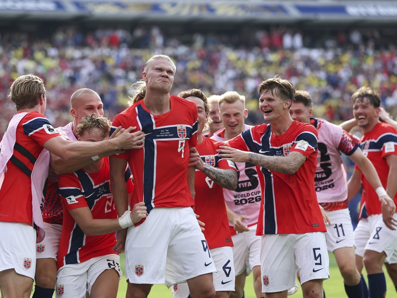 Norway coach Solbakken urges team to "be ourselves" against England