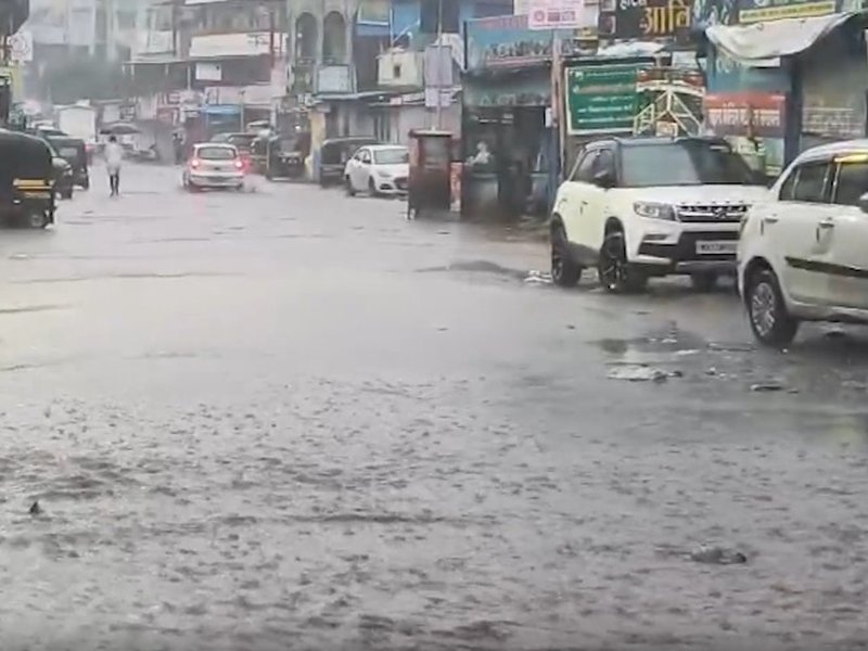 मुंबई में मूसलाधार बारिश का कहर, स्कूल-कॉलेज बंद, उड़ानें और लोकल सेवाएं प्रभावित