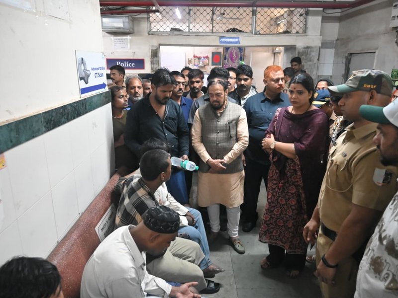 Six people, including five children die in Mankhurd house collapse; Mayor Ritu Tawde visits Govandi Hospital to console families
