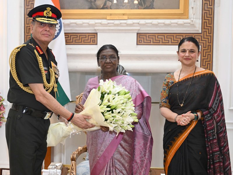 तीनों सेनाओं की सर्वोच्च कमांडर राष्ट्रपति द्रौपदी मुर्मु से मिले थलसेना प्रमुख