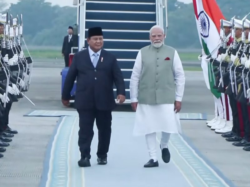 In special gesture, Indonesian President welcomes PM Modi at Jakarta airport