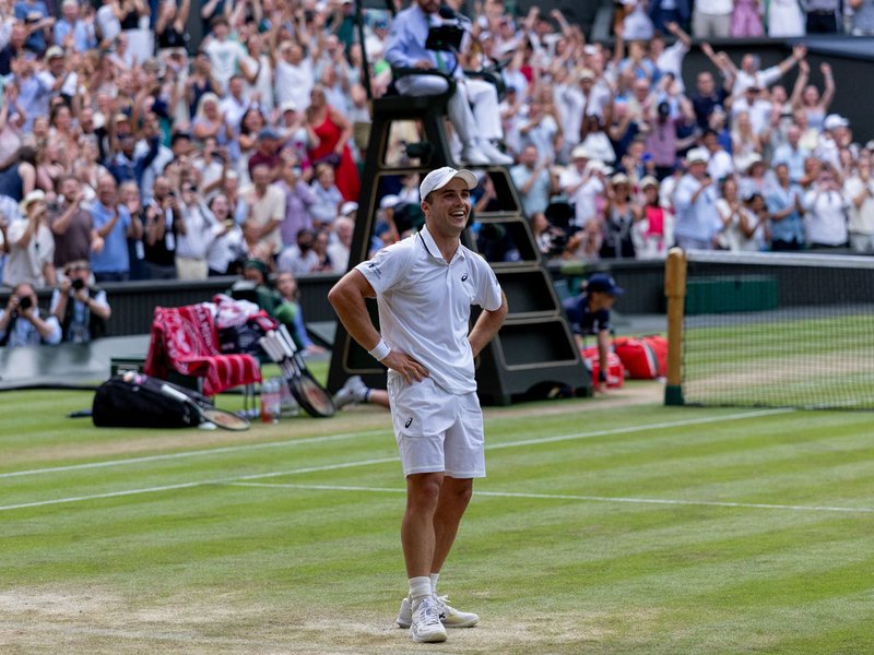 Fery stuns Dimitrov to make Wimbledon QF