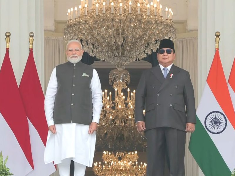 PM Modi accorded grand ceremonial welcome in Indonesia