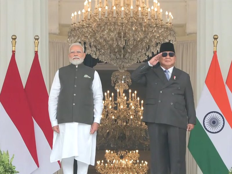 जकार्ता में पीएम मोदी का भव्य तरीके से हुआ औपचारिक स्वागत, राष्ट्रपति सुबियांतो के साथ करेंगे द्विपक्षीय बैठक