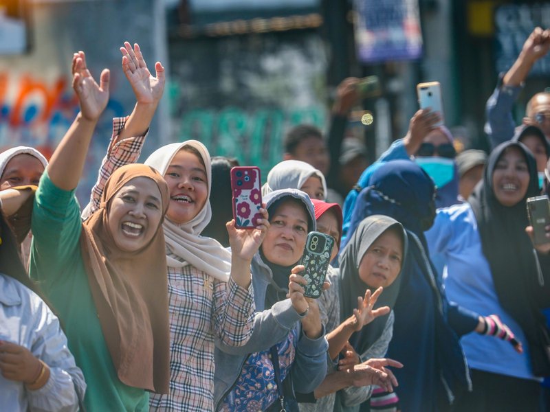 Indonesians throng streets to catch a glimpse of PM Modi on way to Prambanan Temple