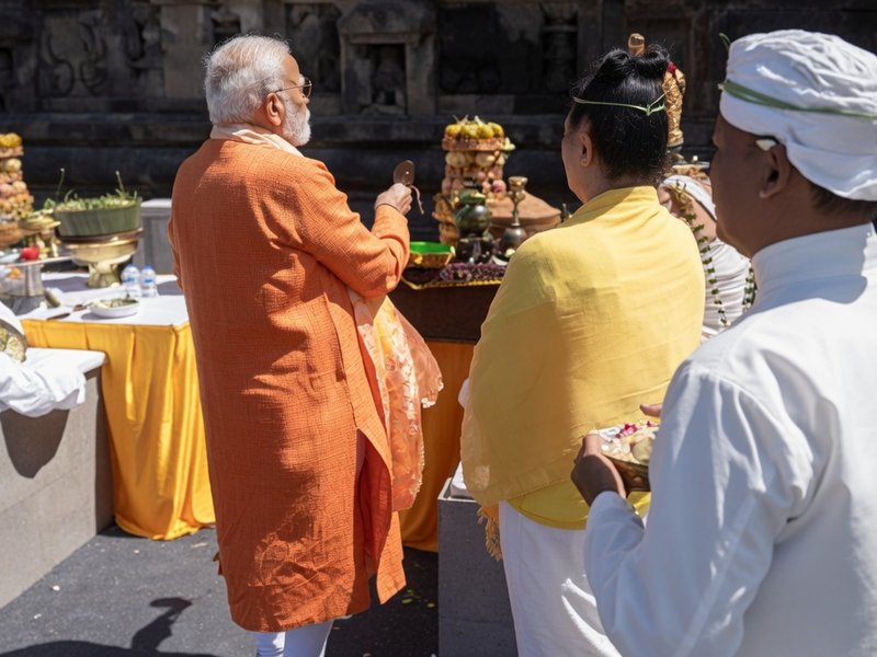 प्रधानमंत्री नरेंद्र मोदी ने प्रम्बानन मंदिर में की आरती