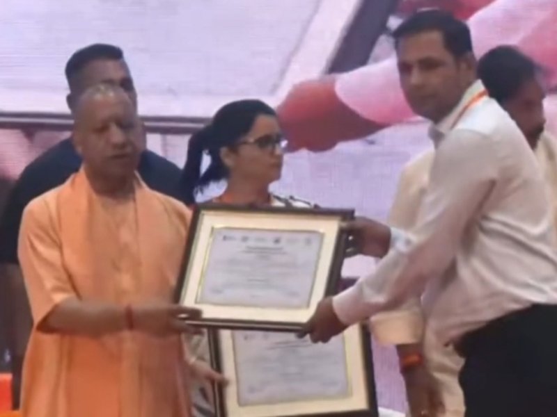 शिक्षकों को कैशलेस इलाज का तोहफा, सीएम योगी बोले- आपके स्वास्थ्य की चिंता करेगी सरकार, आप शिक्षा पर करें फोकस