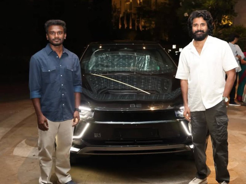  Sivakarthikeyan gifts brand new car to 'Thaai Kizhavi' director Sivakumar Murugesan to celebrate film's 100-day run (Photo Credit: SK Productions/Instagram)