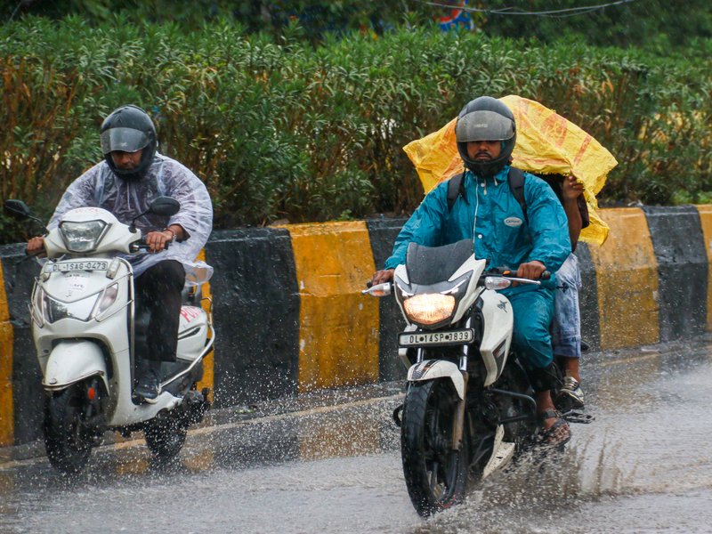 लगातार बारिश से एनसीआर को बड़ी राहत: गर्मी और प्रदूषण से मिली निजात, लेकिन जलभराव और ट्रैफिक बना बड़ी चुनौती