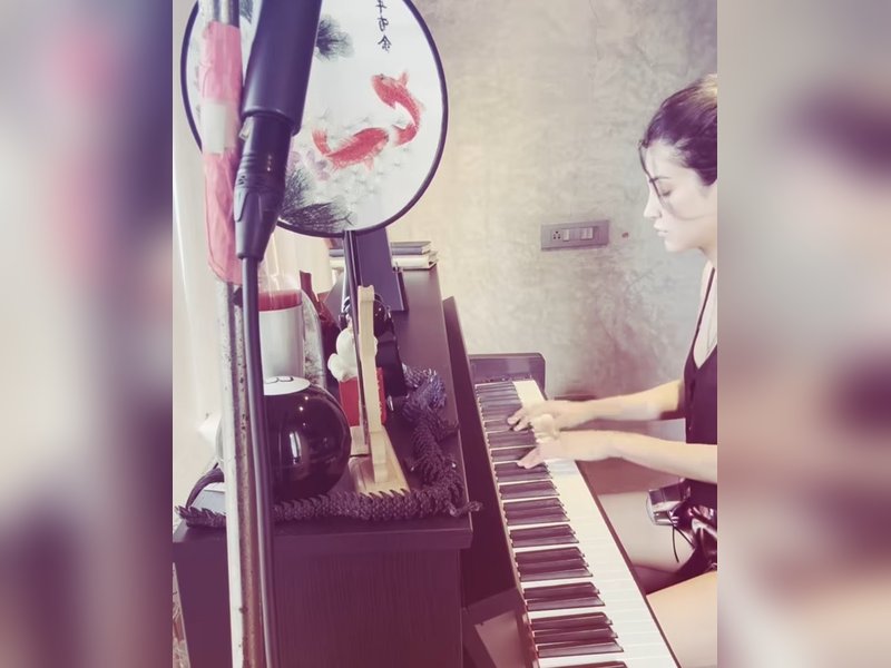 Shruti Haasan finds happiness in tea with ghee against the backdrop of Mumbai monsoons