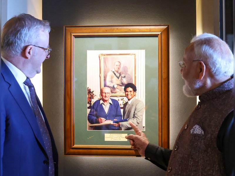 PM Narendra Modi gifts Steve Waugh a two-decade-old photo of their meeting during a visit to Melbourne Cricket Ground in Melbourne on Friday. Photo credit: IANS