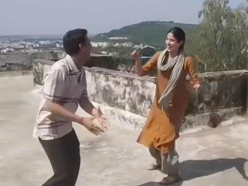 Janhvi Kapoor groves with 'Homebound' co-stars Ishaan Khatter & Vishal Jethwa in the BTS video 