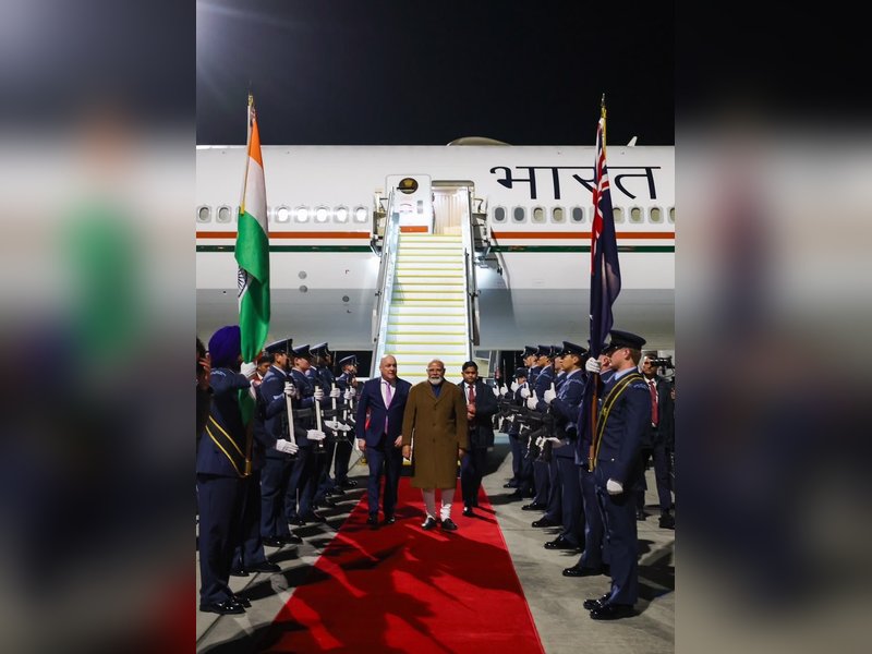 पीएम मोदी का न्यूजीलैंड दौरा शुरू, प्रधानमंत्री लक्सन ने एयरपोर्ट पर गर्मजोशी से किया स्वागत