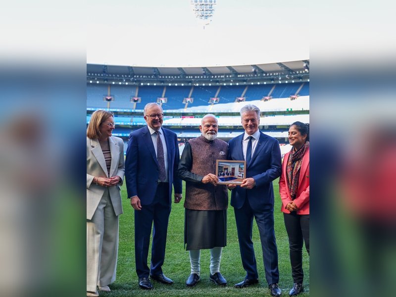 पीएम मोदी ने ऑस्ट्रेलिया के पूर्व कप्तान स्टीव वॉ को भेंट की 20 साल पुरानी तस्वीर 