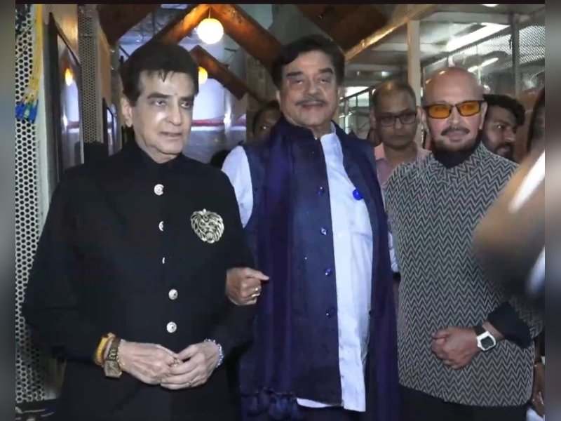 Jeetendra, Shatrughan Sinha, Rakesh Roshan reunite, pose hand-in-hand at Hema Malini's 60 years in cinema celebration