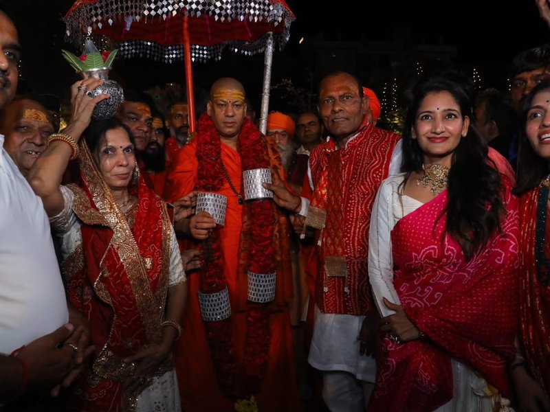 Swami Kailashanand Giri Ji Maharaj receives grand welcome in MP's Neemuch