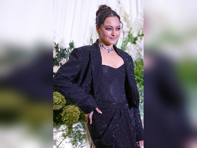 Sonakshi Sinha warns paps not to capture inside car visuals, refuses to get inside till paparazzi stops shooting