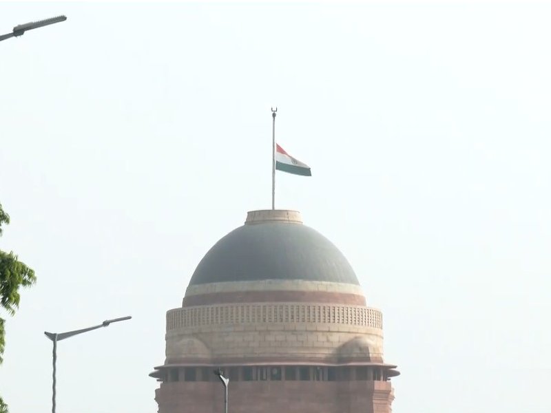 भारत में कतर के पूर्व अमीर खलीफा अल थानी के निधन पर शोक, नई दिल्ली, केरल और मुंबई में आधा झुका तिरंगा
