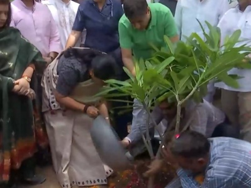दिल्ली में 70 लाख पौधे लगाने का लक्ष्य, सीएम रेखा गुप्ता ने मॉडल टाउन में किया पौधरोपण