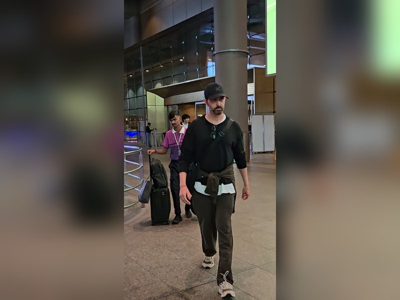 Hrithik Roshan returns to Mumbai with sons & girlfriend Saba Azad after family vacation