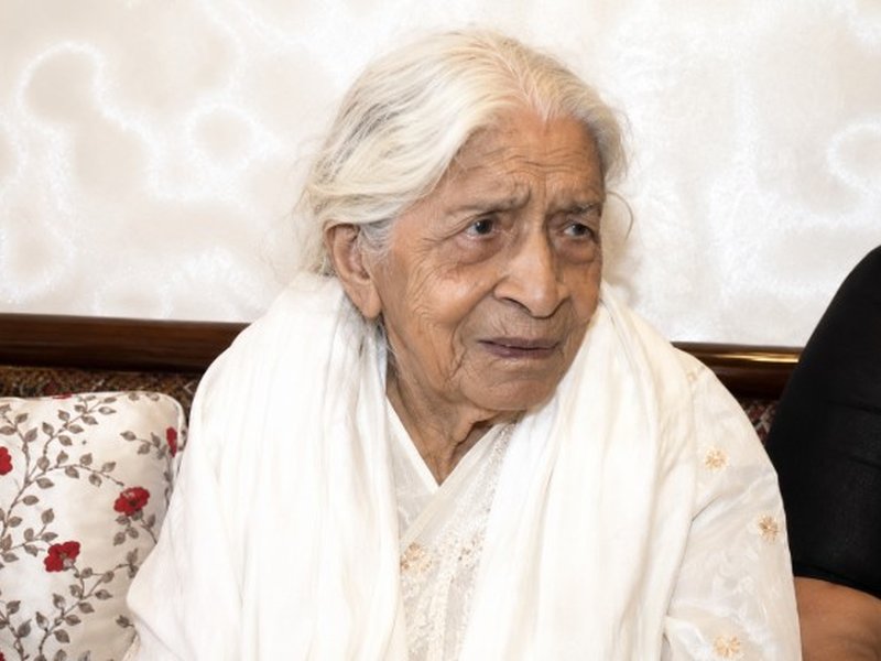 लखनऊ: 100वें जन्मदिन पर प्रतिभा जोशी को सीएम योगी की शुभकामनाएं, अधिकारियों ने पहुंचकर किया सम्मान
