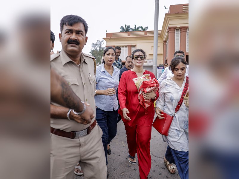Kajol offers prayers at Kolkata’s iconic Dakshineswar Kali temple