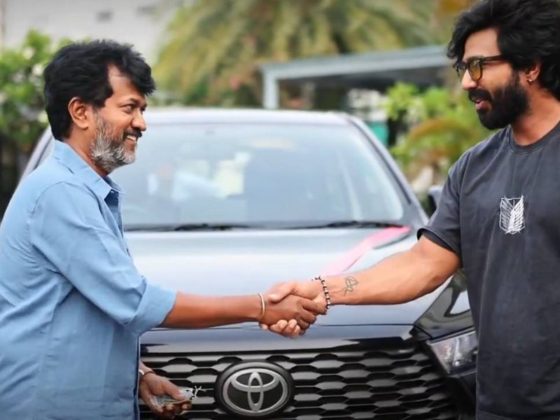 Vishnu Vishal presents brand new car to 'Gatta Kusthi 2' director Chella Ayyavu! (Photo Credit: Vishnu vishal/X)