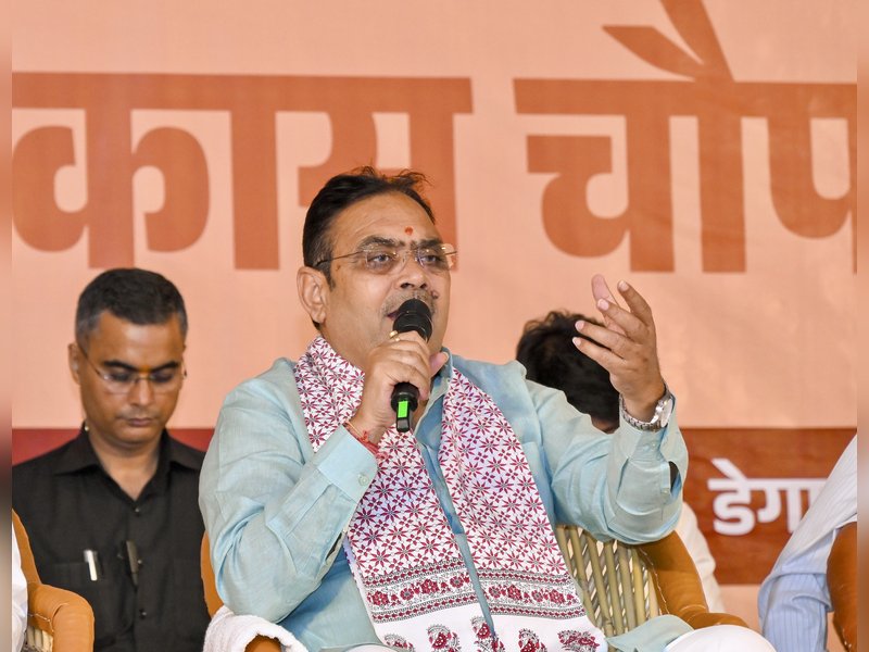 सीएम भजनलाल ने किया नागौर के गांव का दौरा, खेत पहुंचकर महिलाओं के साथ कृषि कार्य, बुजुर्गों से जाना हालचाल