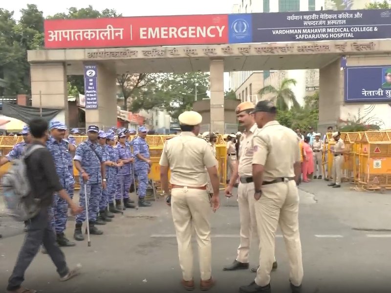 सोनम वांगचुक सफदरजंग अस्पताल में भर्ती, पुलिस ने बढ़ाई सुरक्षा; पत्नी बोलीं- परिवार की सहमति के बिना न हो इलाज