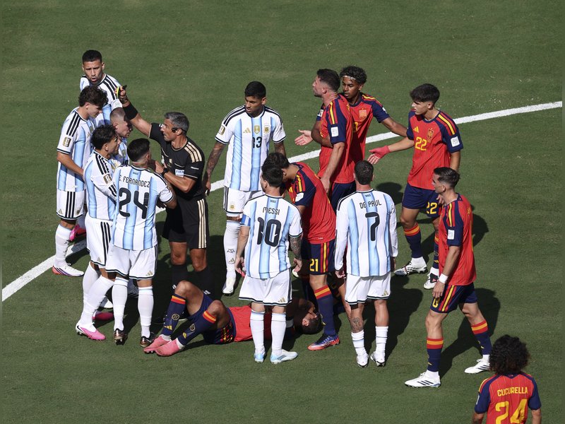 Don't suspend Leandro Paredes for World Cup final fracas, says Spain midfielder Gavi