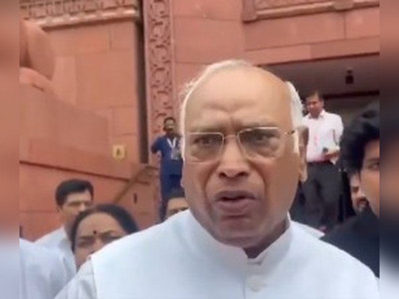 'सक्षम संस्था को परीक्षा कराने की जिम्मेदारी सौंपी जाए, लाठीचार्ज लोकतंत्र पर हमला', विपक्ष ने साधा सरकार पर निशाना