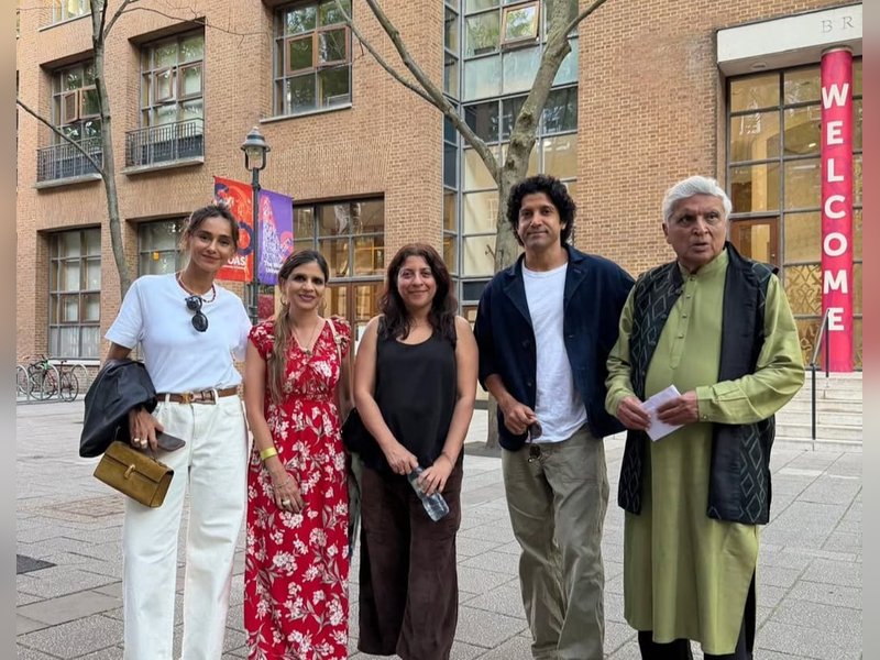 Saba Pataudi enjoys an engaging conversation on movies with Akhtar family in London