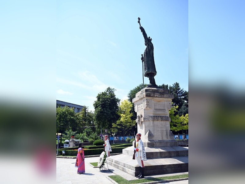 President Murmu pays respect at 'Stephen the Great monument' in Moldova