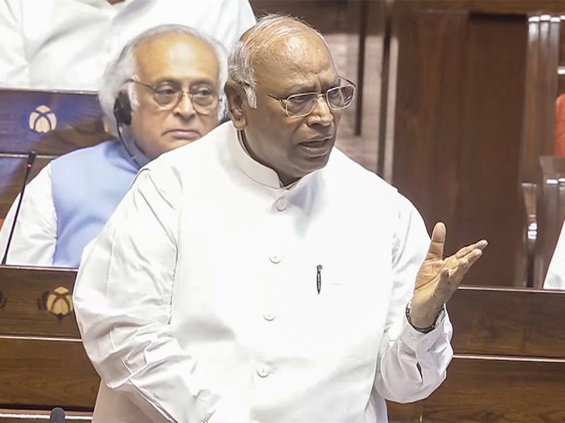 संसद में पहले ही दिन हंगामा, नहीं चल सकी राज्यसभा, कार्यवाही 6 बार स्थगित