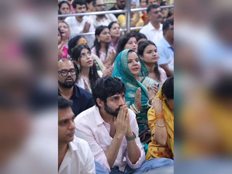 Kartik Aaryan seeks blessings with parents at Mahakaleshwar Temple after National Award win