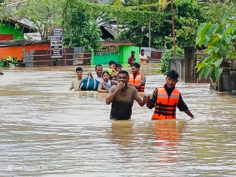 असम में सेना का 'ऑपरेशन जल राहत' शुरू, बाढ़ से 150 लोगों को बचाया