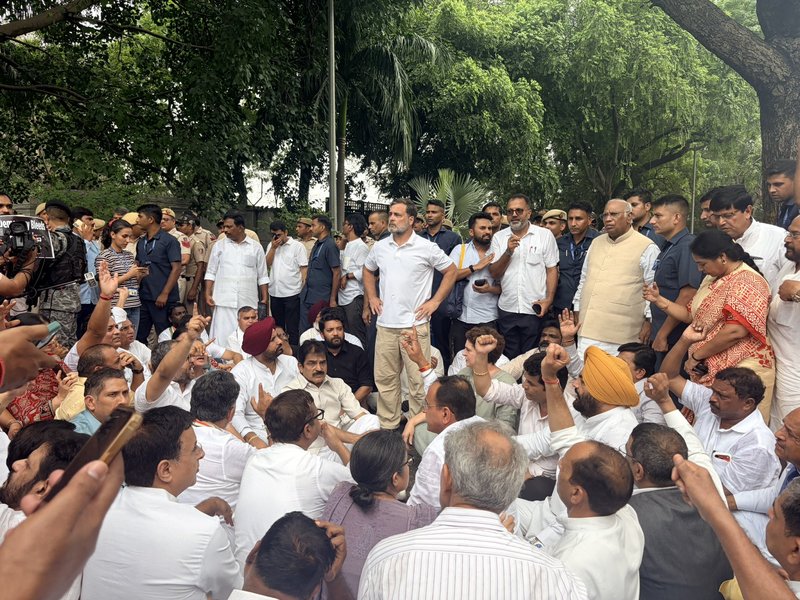 राहुल गांधी के नेतृत्व में विपक्षी नेताओं ने प्रधानमंत्री आवास तक निकाला मार्च