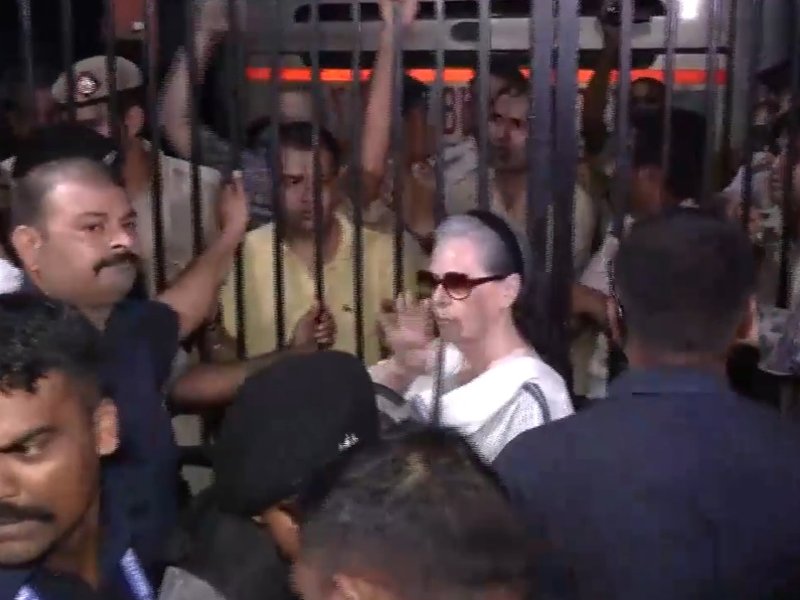 सोनिया गांधी दिल्ली स्थित मंदिर मार्ग थाने पहुंचीं, बेटी प्रियंका से की मुलाकात  