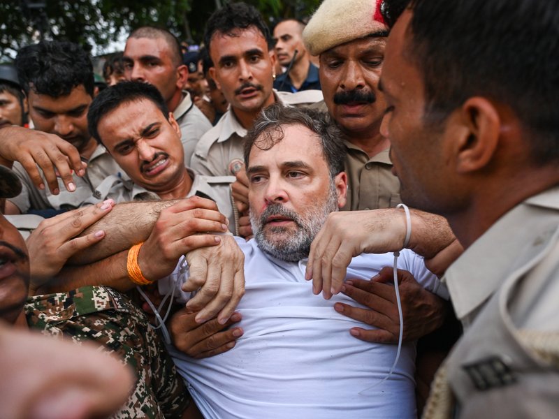Police evict Rahul Gandhi, Akhilesh Yadav from dharna near PM's residence