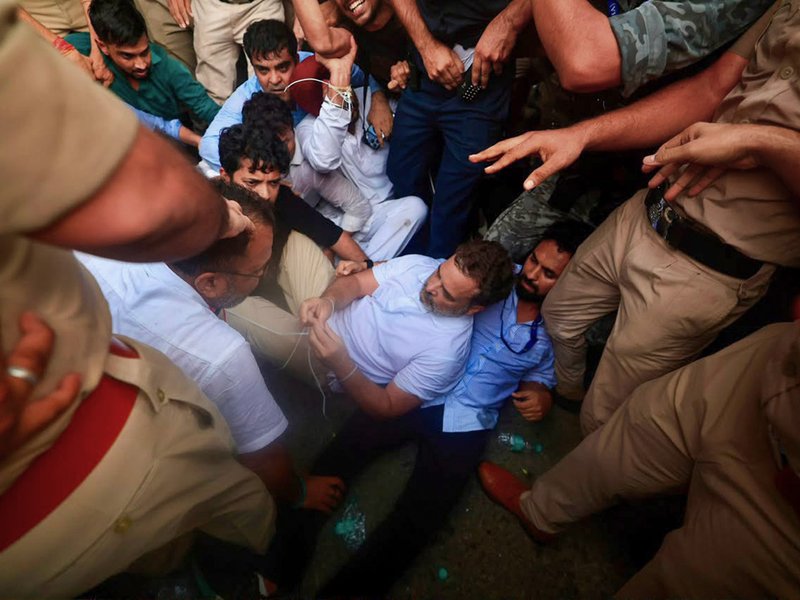 पीएम आवास से हटाकर राहुल गांधी को लेकर छत्रसाल स्टेडियम पहुंची पुलिस, मंदिर मार्ग थाने में प्रियंका गांधी