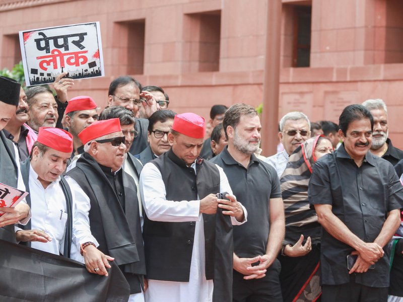 New Delhi: Leader of the Opposition in the Lok Sabha Rahul Gandhi, Samajwadi Party MP Akhilesh Yadav, Congress MP K.C. Venugopal, along with other Opposition MPs, stage a protest wearing black attire to express solidarity with students protesting over the alleged NEET paper leak issue during the Monsoon Session of Parliament in New Delhi on Wednesday, July 22, 2026. (Photo: IANS/Qamar Sibtain)