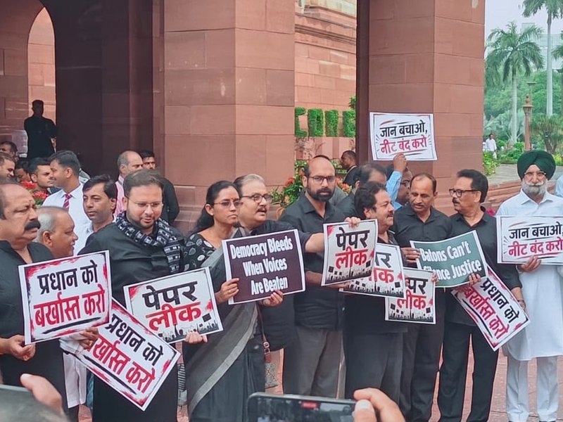 काले कपड़े पहनकर विपक्षी सांसदों का संसद परिसर में विरोध, राहुल और प्रियंका गांधी भी हुए शामिल
