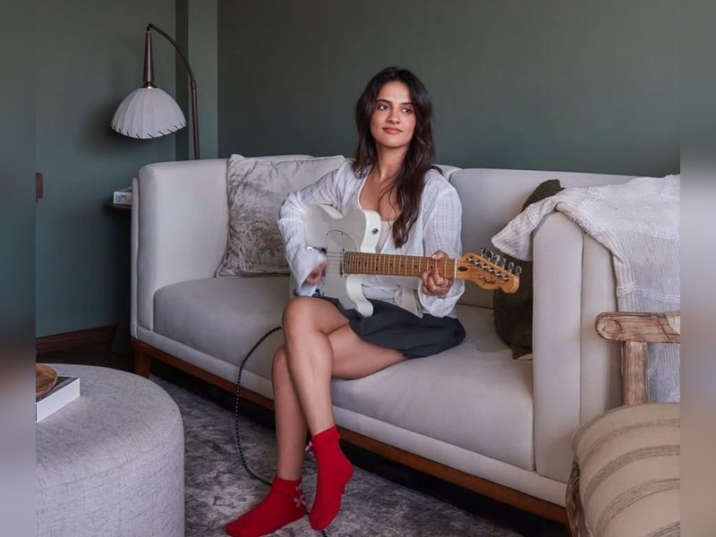 Jasleen Royal croons ‘Luka Chuppi’ from ‘Rang De Basanti’ to stand with students protesting