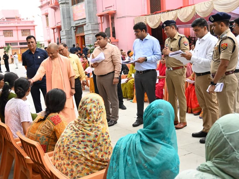 अधिकारियों से बोले सीएम योगी, बर्दाश्त नहीं की जाएगी जन समस्याओं के निस्तारण में लापरवाही